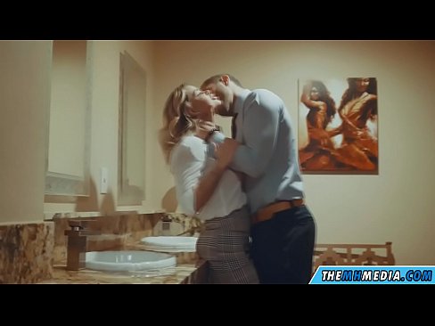 ❤️ 当一个胸大无脑的金发女郎在公共厕所里勾引你时 ❤️ Quality porn﹏﹏